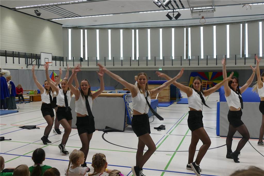 Viele Bilder vom Kindersportlerball: 550 Zuschauer feiern Luca II. und Lea I. in Vreden Der Kinder-Sportlerball in der Vredener Rundsporthalle ist bei dem großen und kleinen Publikum gigantisch gut an: Das Kinderprinzenpaar Luca II. und Lea I. begrüßte rund 550 Gäste in der restlos ausverkauften Vredener Rundsporthalle.
