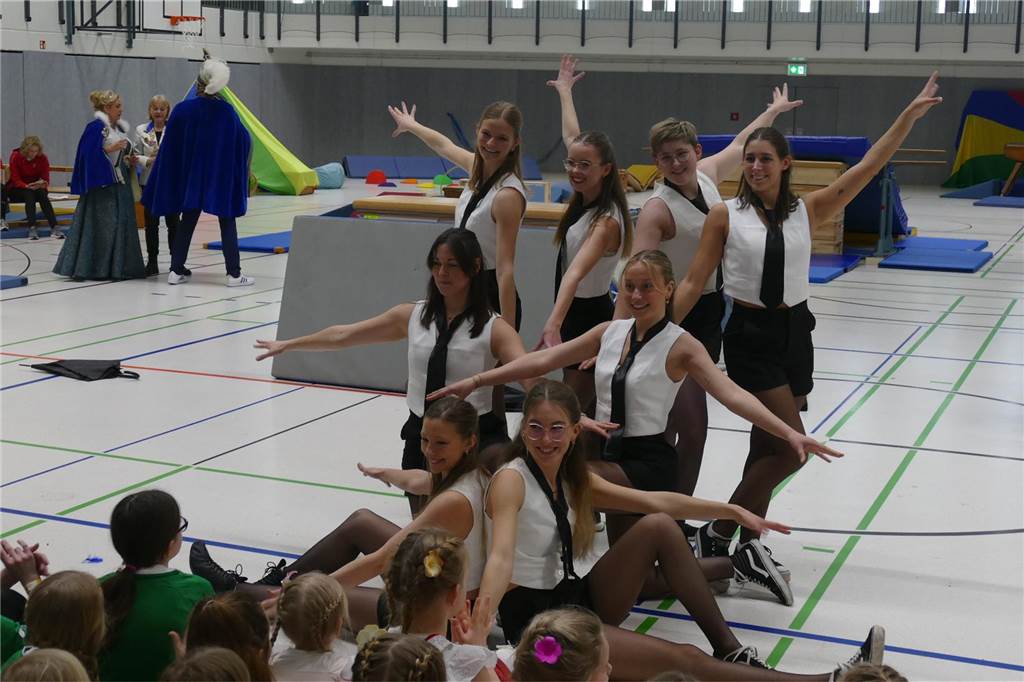 Viele Bilder vom Kindersportlerball: 550 Zuschauer feiern Luca II. und Lea I. in Vreden Der Kinder-Sportlerball in der Vredener Rundsporthalle ist bei dem großen und kleinen Publikum gigantisch gut an: Das Kinderprinzenpaar Luca II. und Lea I. begrüßte rund 550 Gäste in der restlos ausverkauften Vredener Rundsporthalle.
