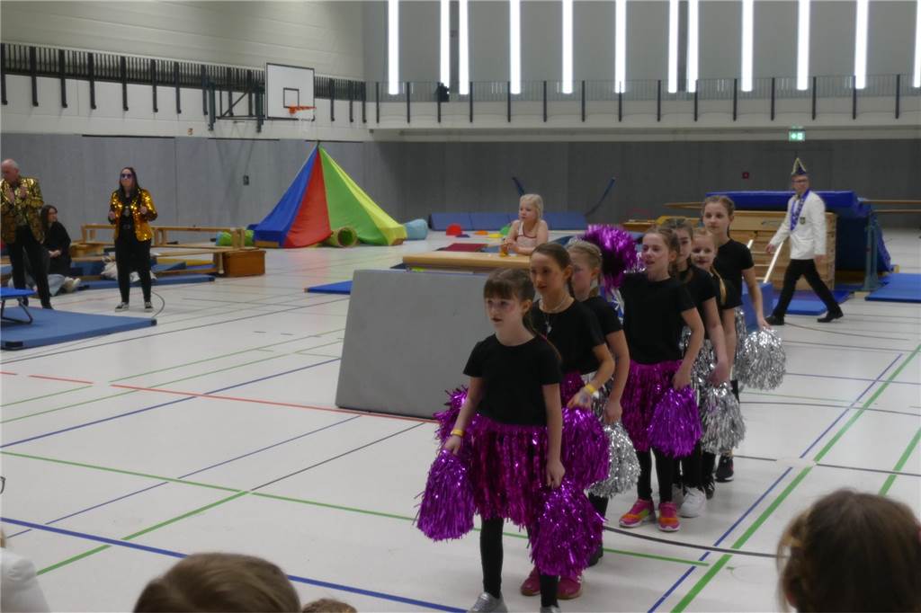 Viele Bilder vom Kindersportlerball: 550 Zuschauer feiern Luca II. und Lea I. in Vreden Der Kinder-Sportlerball in der Vredener Rundsporthalle ist bei dem großen und kleinen Publikum gigantisch gut an: Das Kinderprinzenpaar Luca II. und Lea I. begrüßte rund 550 Gäste in der restlos ausverkauften Vredener Rundsporthalle.