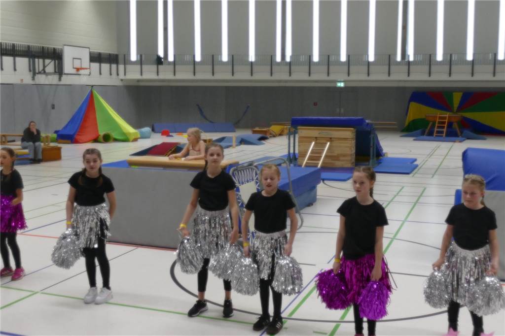 Viele Bilder vom Kindersportlerball: 550 Zuschauer feiern Luca II. und Lea I. in Vreden Der Kinder-Sportlerball in der Vredener Rundsporthalle ist bei dem großen und kleinen Publikum gigantisch gut an: Das Kinderprinzenpaar Luca II. und Lea I. begrüßte rund 550 Gäste in der restlos ausverkauften Vredener Rundsporthalle.