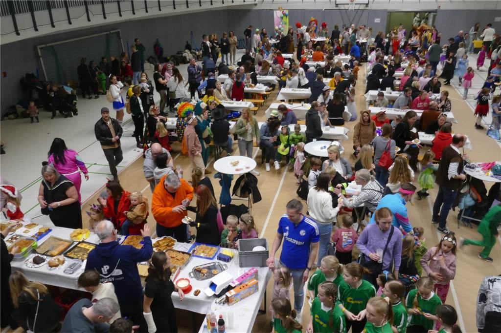 Viele Bilder vom Kindersportlerball: 550 Zuschauer feiern Luca II. und Lea I. in Vreden Der Kinder-Sportlerball in der Vredener Rundsporthalle ist bei dem großen und kleinen Publikum gigantisch gut an: Das Kinderprinzenpaar Luca II. und Lea I. begrüßte rund 550 Gäste in der restlos ausverkauften Vredener Rundsporthalle.