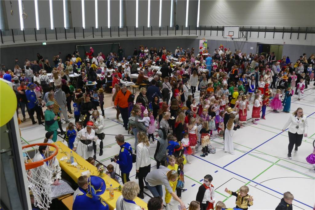Viele Bilder vom Kindersportlerball: 550 Zuschauer feiern Luca II. und Lea I. in Vreden Der Kinder-Sportlerball in der Vredener Rundsporthalle ist bei dem großen und kleinen Publikum gigantisch gut an: Das Kinderprinzenpaar Luca II. und Lea I. begrüßte rund 550 Gäste in der restlos ausverkauften Vredener Rundsporthalle.