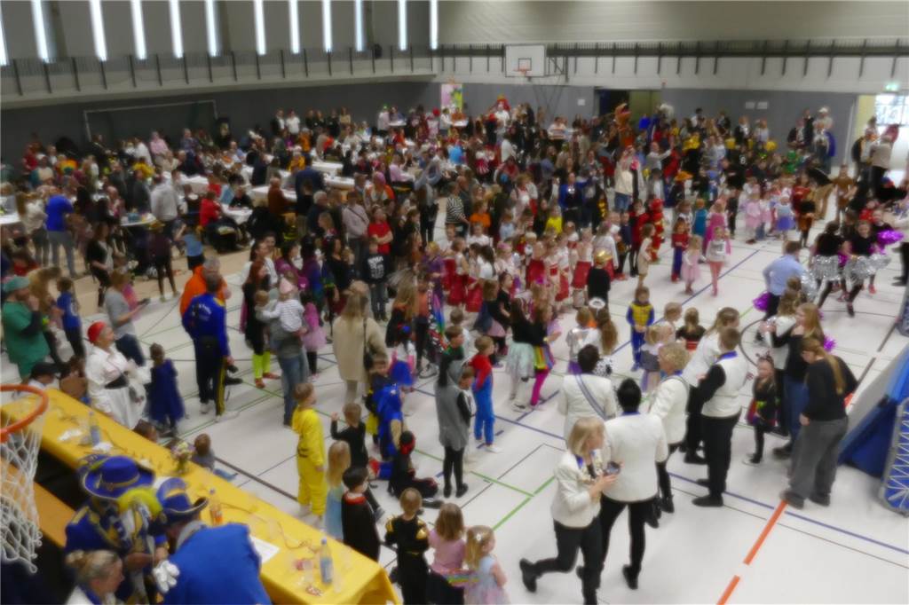 Viele Bilder vom Kindersportlerball: 550 Zuschauer feiern Luca II. und Lea I. in Vreden Der Kinder-Sportlerball in der Vredener Rundsporthalle ist bei dem großen und kleinen Publikum gigantisch gut an: Das Kinderprinzenpaar Luca II. und Lea I. begrüßte rund 550 Gäste in der restlos ausverkauften Vredener Rundsporthalle.