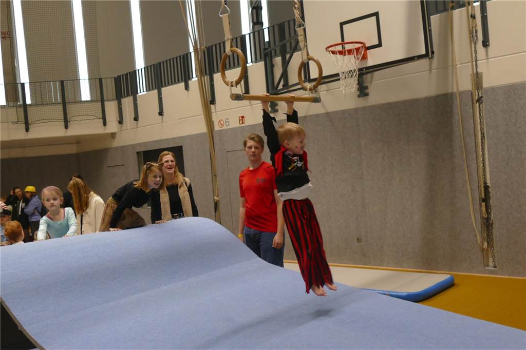Viele Bilder vom Kindersportlerball: 550 Zuschauer feiern Luca II. und Lea I. in Vreden Der Kinder-Sportlerball in der Vredener Rundsporthalle ist bei dem großen und kleinen Publikum gigantisch gut an: Das Kinderprinzenpaar Luca II. und Lea I. begrüßte rund 550 Gäste in der restlos ausverkauften Vredener Rundsporthalle.