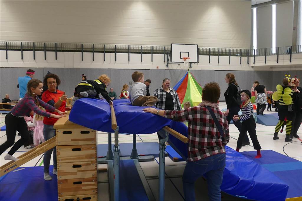 Viele Bilder vom Kindersportlerball: 550 Zuschauer feiern Luca II. und Lea I. in Vreden Der Kinder-Sportlerball in der Vredener Rundsporthalle ist bei dem großen und kleinen Publikum gigantisch gut an: Das Kinderprinzenpaar Luca II. und Lea I. begrüßte rund 550 Gäste in der restlos ausverkauften Vredener Rundsporthalle.