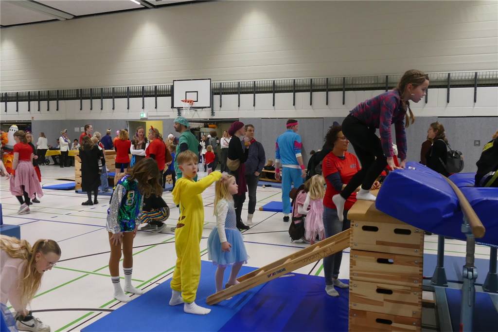 Viele Bilder vom Kindersportlerball: 550 Zuschauer feiern Luca II. und Lea I. in Vreden Der Kinder-Sportlerball in der Vredener Rundsporthalle ist bei dem großen und kleinen Publikum gigantisch gut an: Das Kinderprinzenpaar Luca II. und Lea I. begrüßte rund 550 Gäste in der restlos ausverkauften Vredener Rundsporthalle.