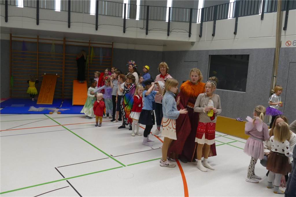 Viele Bilder vom Kindersportlerball: 550 Zuschauer feiern Luca II. und Lea I. in Vreden Der Kinder-Sportlerball in der Vredener Rundsporthalle ist bei dem großen und kleinen Publikum gigantisch gut an: Das Kinderprinzenpaar Luca II. und Lea I. begrüßte rund 550 Gäste in der restlos ausverkauften Vredener Rundsporthalle.