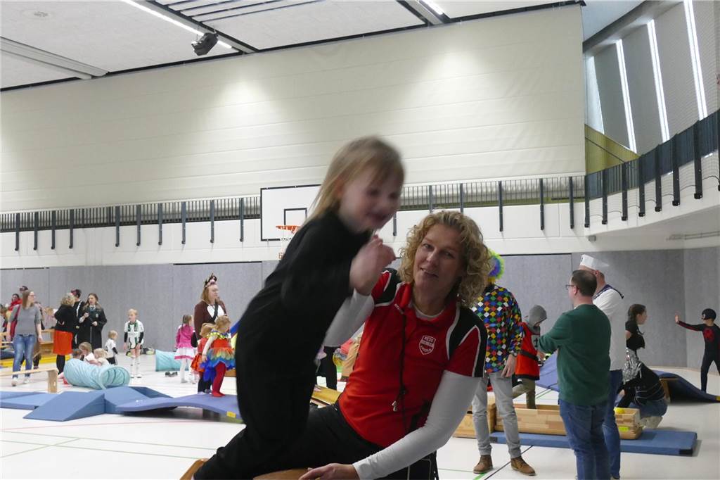 Viele Bilder vom Kindersportlerball: 550 Zuschauer feiern Luca II. und Lea I. in Vreden Der Kinder-Sportlerball in der Vredener Rundsporthalle ist bei dem großen und kleinen Publikum gigantisch gut an: Das Kinderprinzenpaar Luca II. und Lea I. begrüßte rund 550 Gäste in der restlos ausverkauften Vredener Rundsporthalle.