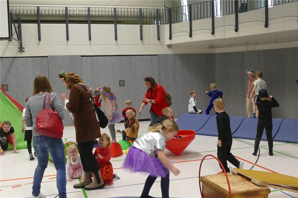 Viele Bilder vom Kindersportlerball: 550 Zuschauer feiern Luca II. und Lea I. in Vreden Der Kinder-Sportlerball in der Vredener Rundsporthalle ist bei dem großen und kleinen Publikum gigantisch gut an: Das Kinderprinzenpaar Luca II. und Lea I. begrüßte rund 550 Gäste in der restlos ausverkauften Vredener Rundsporthalle.