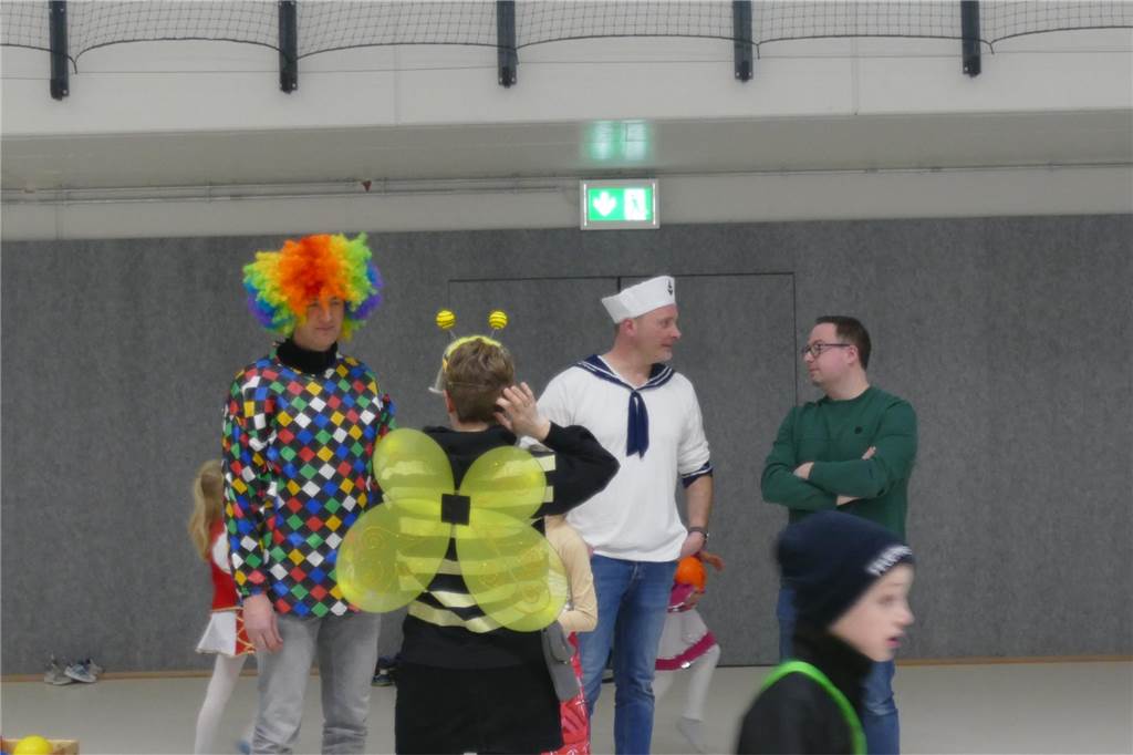 Viele Bilder vom Kindersportlerball: 550 Zuschauer feiern Luca II. und Lea I. in Vreden Der Kinder-Sportlerball in der Vredener Rundsporthalle ist bei dem großen und kleinen Publikum gigantisch gut an: Das Kinderprinzenpaar Luca II. und Lea I. begrüßte rund 550 Gäste in der restlos ausverkauften Vredener Rundsporthalle.