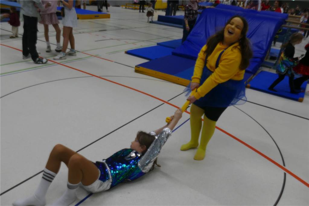 Viele Bilder vom Kindersportlerball: 550 Zuschauer feiern Luca II. und Lea I. in Vreden Der Kinder-Sportlerball in der Vredener Rundsporthalle ist bei dem großen und kleinen Publikum gigantisch gut an: Das Kinderprinzenpaar Luca II. und Lea I. begrüßte rund 550 Gäste in der restlos ausverkauften Vredener Rundsporthalle.