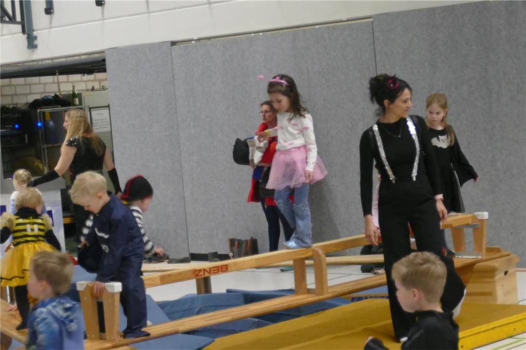 Viele Bilder vom Kindersportlerball: 550 Zuschauer feiern Luca II. und Lea I. in Vreden Der Kinder-Sportlerball in der Vredener Rundsporthalle ist bei dem großen und kleinen Publikum gigantisch gut an: Das Kinderprinzenpaar Luca II. und Lea I. begrüßte rund 550 Gäste in der restlos ausverkauften Vredener Rundsporthalle.