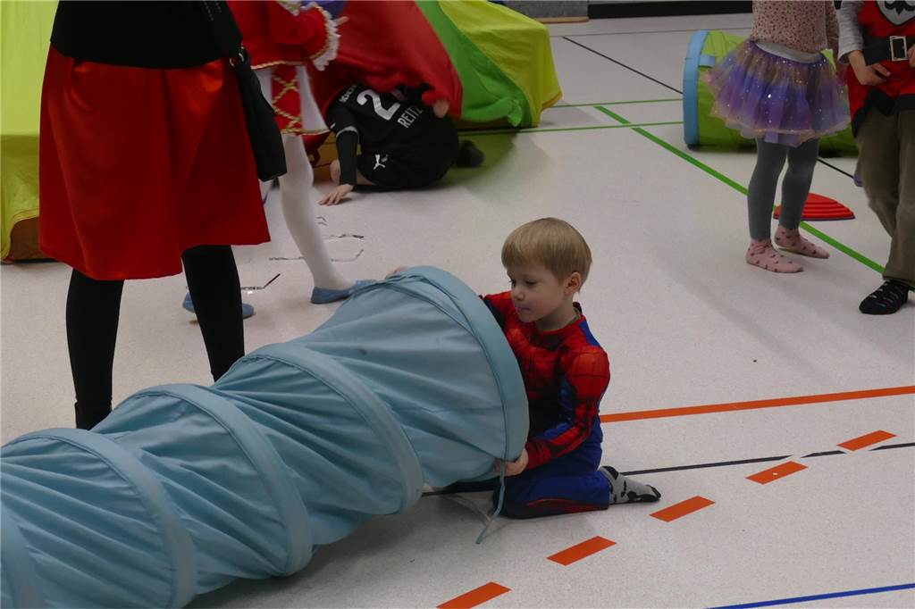 Viele Bilder vom Kindersportlerball: 550 Zuschauer feiern Luca II. und Lea I. in Vreden Der Kinder-Sportlerball in der Vredener Rundsporthalle ist bei dem großen und kleinen Publikum gigantisch gut an: Das Kinderprinzenpaar Luca II. und Lea I. begrüßte rund 550 Gäste in der restlos ausverkauften Vredener Rundsporthalle.