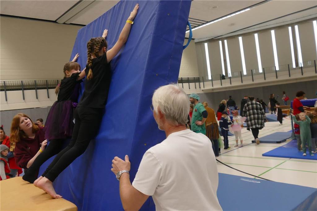 Viele Bilder vom Kindersportlerball: 550 Zuschauer feiern Luca II. und Lea I. in Vreden Der Kinder-Sportlerball in der Vredener Rundsporthalle ist bei dem großen und kleinen Publikum gigantisch gut an: Das Kinderprinzenpaar Luca II. und Lea I. begrüßte rund 550 Gäste in der restlos ausverkauften Vredener Rundsporthalle.