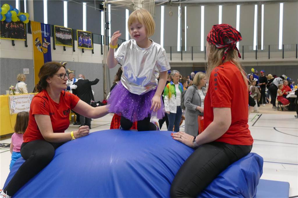 Viele Bilder vom Kindersportlerball: 550 Zuschauer feiern Luca II. und Lea I. in Vreden Der Kinder-Sportlerball in der Vredener Rundsporthalle ist bei dem großen und kleinen Publikum gigantisch gut an: Das Kinderprinzenpaar Luca II. und Lea I. begrüßte rund 550 Gäste in der restlos ausverkauften Vredener Rundsporthalle.
