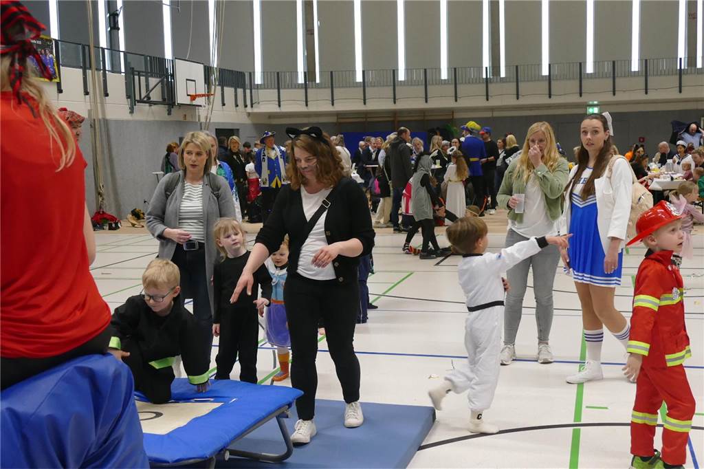 Viele Bilder vom Kindersportlerball: 550 Zuschauer feiern Luca II. und Lea I. in Vreden Der Kinder-Sportlerball in der Vredener Rundsporthalle ist bei dem großen und kleinen Publikum gigantisch gut an: Das Kinderprinzenpaar Luca II. und Lea I. begrüßte rund 550 Gäste in der restlos ausverkauften Vredener Rundsporthalle.
