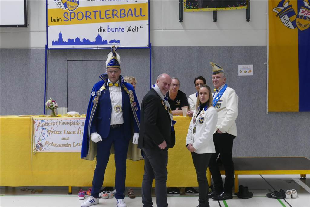 Viele Bilder vom Kindersportlerball: 550 Zuschauer feiern Luca II. und Lea I. in Vreden Der Kinder-Sportlerball in der Vredener Rundsporthalle ist bei dem großen und kleinen Publikum gigantisch gut an: Das Kinderprinzenpaar Luca II. und Lea I. begrüßte rund 550 Gäste in der restlos ausverkauften Vredener Rundsporthalle.