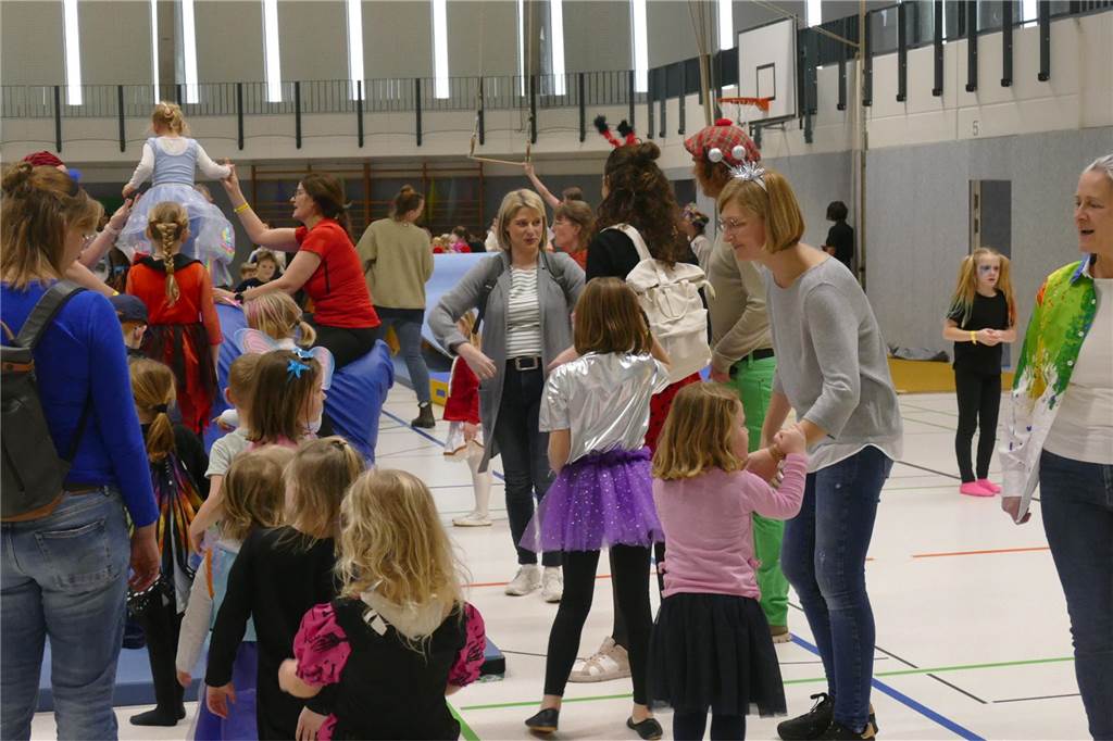 Viele Bilder vom Kindersportlerball: 550 Zuschauer feiern Luca II. und Lea I. in Vreden Der Kinder-Sportlerball in der Vredener Rundsporthalle ist bei dem großen und kleinen Publikum gigantisch gut an: Das Kinderprinzenpaar Luca II. und Lea I. begrüßte rund 550 Gäste in der restlos ausverkauften Vredener Rundsporthalle.