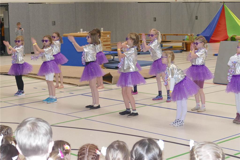 Viele Bilder vom Kindersportlerball: 550 Zuschauer feiern Luca II. und Lea I. in Vreden Der Kinder-Sportlerball in der Vredener Rundsporthalle ist bei dem großen und kleinen Publikum gigantisch gut an: Das Kinderprinzenpaar Luca II. und Lea I. begrüßte rund 550 Gäste in der restlos ausverkauften Vredener Rundsporthalle.