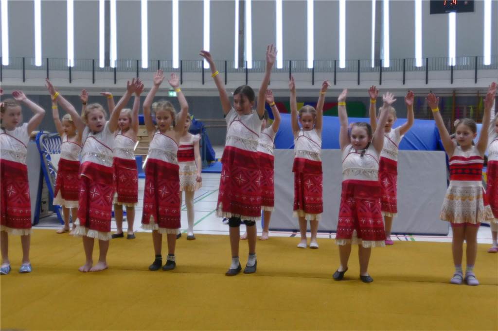 Viele Bilder vom Kindersportlerball: 550 Zuschauer feiern Luca II. und Lea I. in Vreden Der Kinder-Sportlerball in der Vredener Rundsporthalle ist bei dem großen und kleinen Publikum gigantisch gut an: Das Kinderprinzenpaar Luca II. und Lea I. begrüßte rund 550 Gäste in der restlos ausverkauften Vredener Rundsporthalle.
