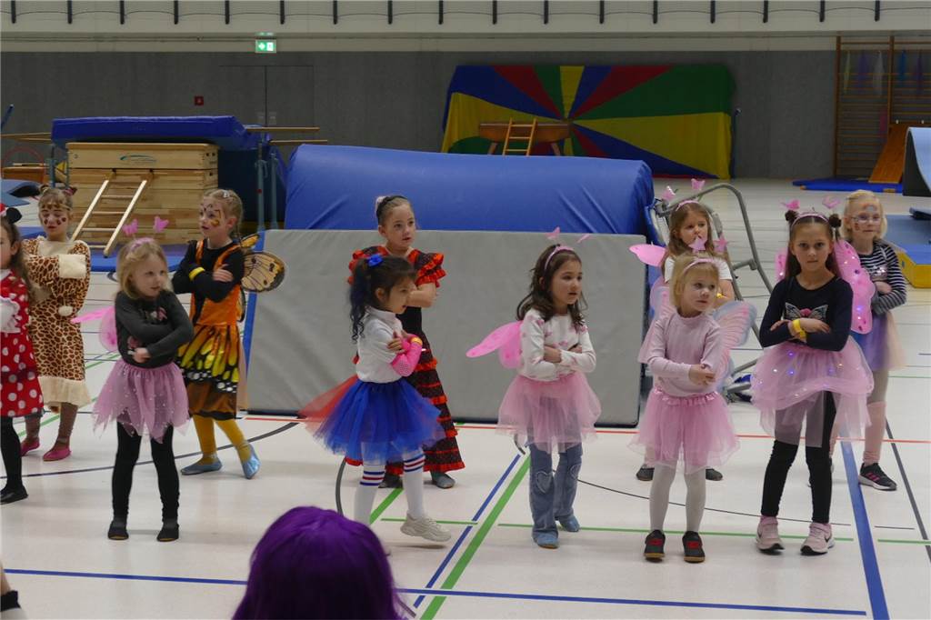 Viele Bilder vom Kindersportlerball: 550 Zuschauer feiern Luca II. und Lea I. in Vreden Der Kinder-Sportlerball in der Vredener Rundsporthalle ist bei dem großen und kleinen Publikum gigantisch gut an: Das Kinderprinzenpaar Luca II. und Lea I. begrüßte rund 550 Gäste in der restlos ausverkauften Vredener Rundsporthalle.