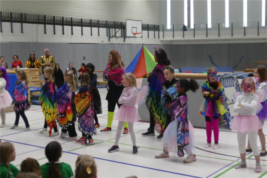Viele Bilder vom Kindersportlerball: 550 Zuschauer feiern Luca II. und Lea I. in Vreden Der Kinder-Sportlerball in der Vredener Rundsporthalle ist bei dem großen und kleinen Publikum gigantisch gut an: Das Kinderprinzenpaar Luca II. und Lea I. begrüßte rund 550 Gäste in der restlos ausverkauften Vredener Rundsporthalle.
