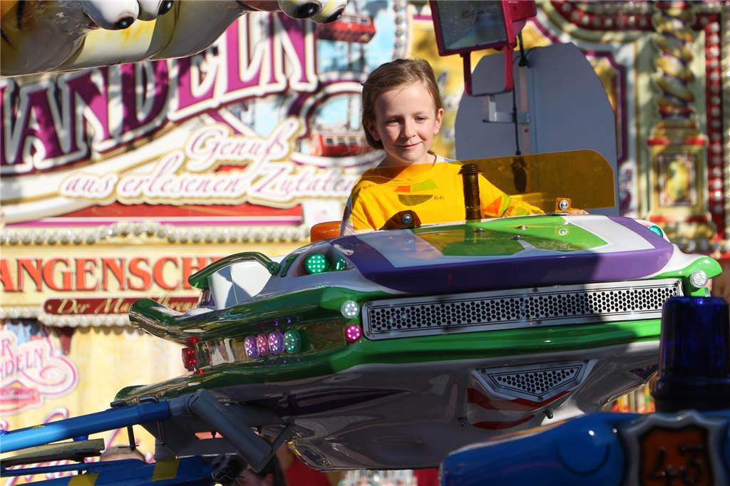 Mit Lotta (5) über die Ahauser Kirmes: So viel Spaß hat das Kind für 30 Euro Der Kinderflieger ist natürlich Pflichtprogramm. Lotta zieht natürlich schon selbst am Hebel. Drei Fahrten kosten am Familientag 6 Euro.