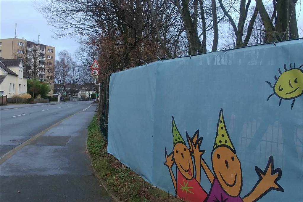 Eltern sehen viele Beinahe-Unfälle und wollen Kreuzung sicherer machen Der Kindergarten "Die Klabauterkinder" und die Benninghofer Grundschule liegen an einer Tempo-30-Zone.