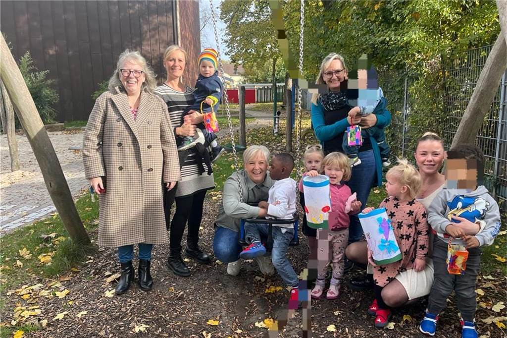 St. Martin: Hier gibt es Umzüge und Feiern zum Martinsfest 2023 Der Kindergarten Regenbogenhaus veranstaltet mit der Evangelischen Gemeinde in der Johanneskirche einen Gottesdienst. Danach geht es mit Laternen weiter zum Seniorenheim am Ginsterweg.
