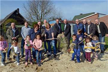 Der Kindergarten St. Nikolaus in Erle wird erweitert. Bei strahlendem Sonnenschein griffen neben Vertretern der Gemeindeverwaltung und Politik auch Pastor Michael Kenkel, Kita-Leiterin Mechtild Westerkamp und Bauträger Henrik Fasselt aus Schermbeck zum Spaten.