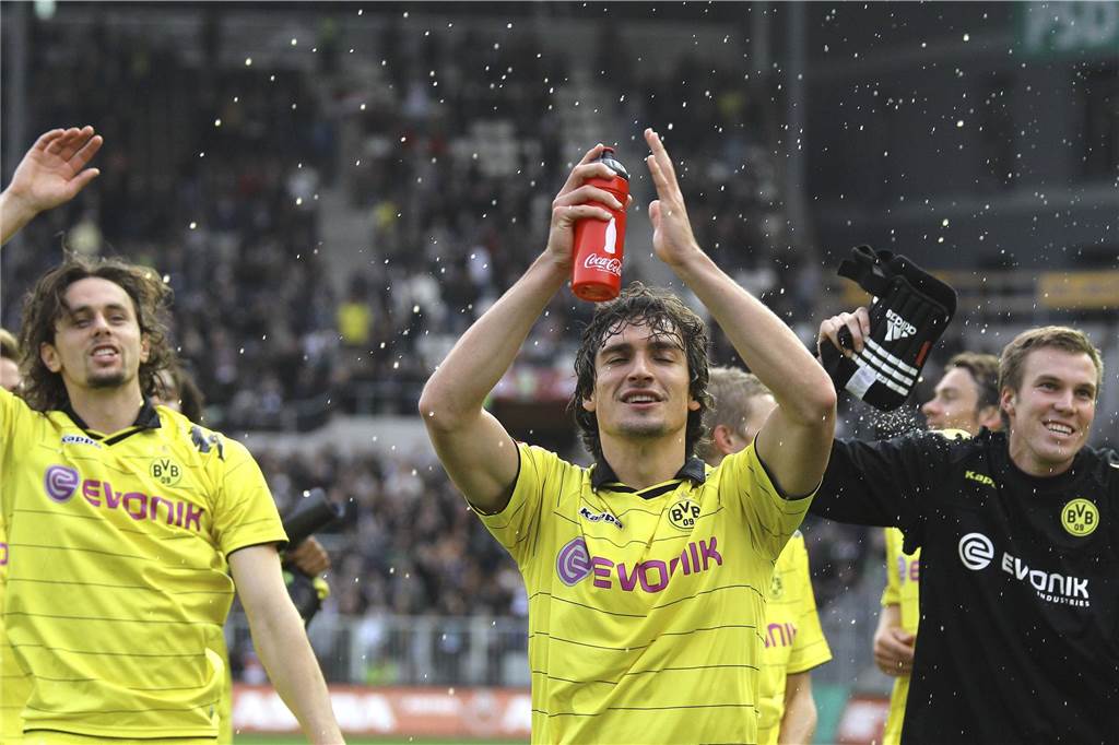 Zum 50. Geburtstag des BVB-Stadions: Wie drei Wörter von Nobert Dickel zur Legende wurden Neven Subotic, Mats Hummels und Kevin Großkreutz jubeln.