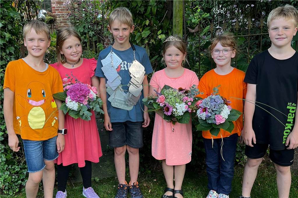 Königliches Familienprojekt: Bauland und Brüning sind Kinderkönigspaar. Kinderschützenthron Beikelort-Isingort.
