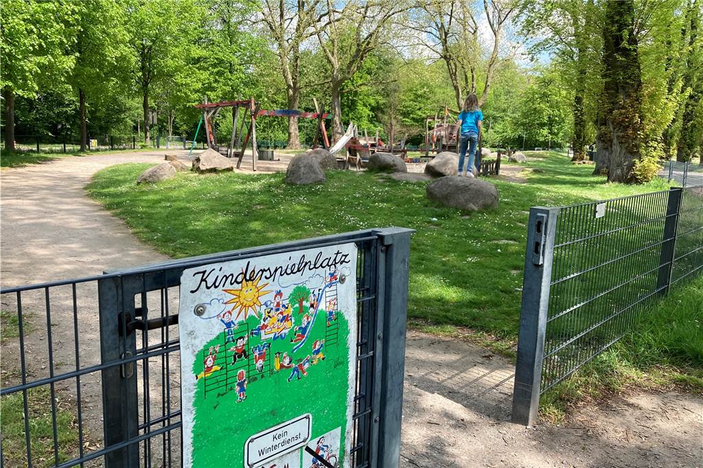 Riesige Spiel-Landschaft mit viel Grün, Wasser und Geschichte im Video-Check Der Kinderspielplatz ist von einem Zaun umgeben.