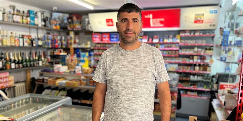 Mann mit Pistole überfällt seinen Kiosk: Tahir Gültutan (40) steht unter Schock Kioskbesitzer Tahir Gültutan steht in seinem Kiosk an der Aplerbecker Straße. Sein Mitarbeiter wurde Opfer eines Raubüberfalls.
