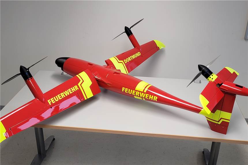 Feuerwehr testet neues Flugobjekt über den Feldern Dortmunds Der "Kippflügler" manövriert, in dem - wie der Name es schon sagt - die Flügel gekippt werden.
