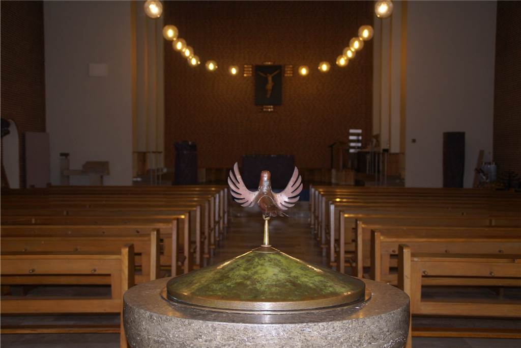 Der Kirchenraum ab dem Taufbecken bleibt erhalten.