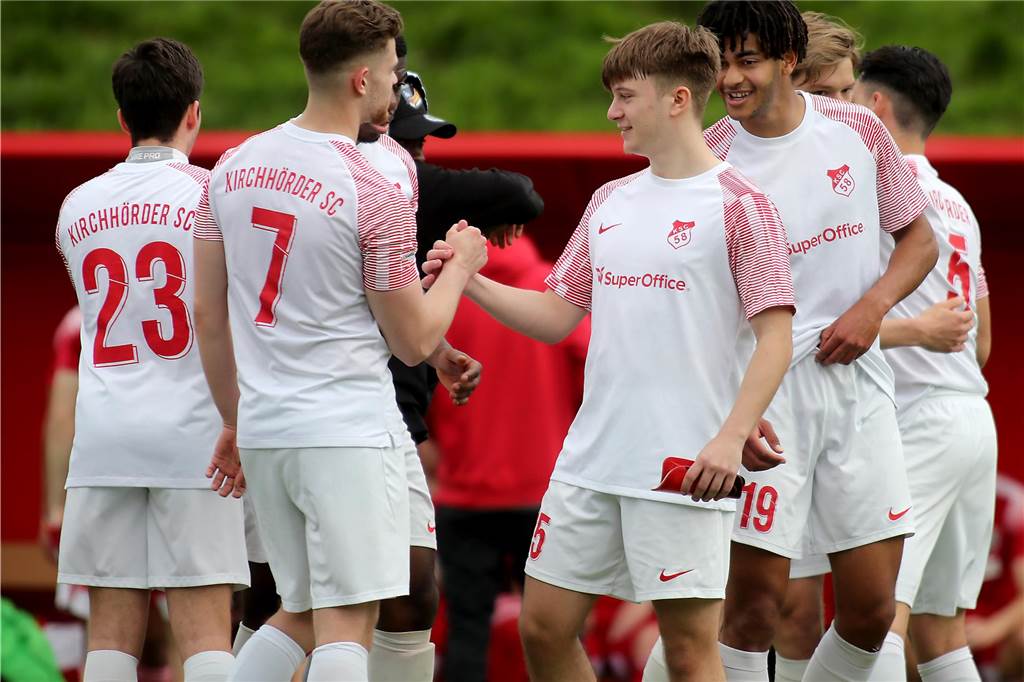 Der Bezirksliga-8-Spielplan ist veröffentlicht: Landesliga-Absteiger mit Hammer-Auftakt Der Kirchhörder SC, um seinen Youngster Joshua Sulaimon (r.), schnürt erst ab dem zweiten Spieltag die Fußballschuhe.
