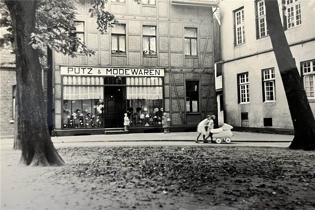 Der Kirchhof im Jahr 1937: In dem Gebäude vor Kopf befindet sich heute die Gaststätte Hahnenbalken, rechts ist die damals verputzte Fassade des Alten Rathauses zu sehen.