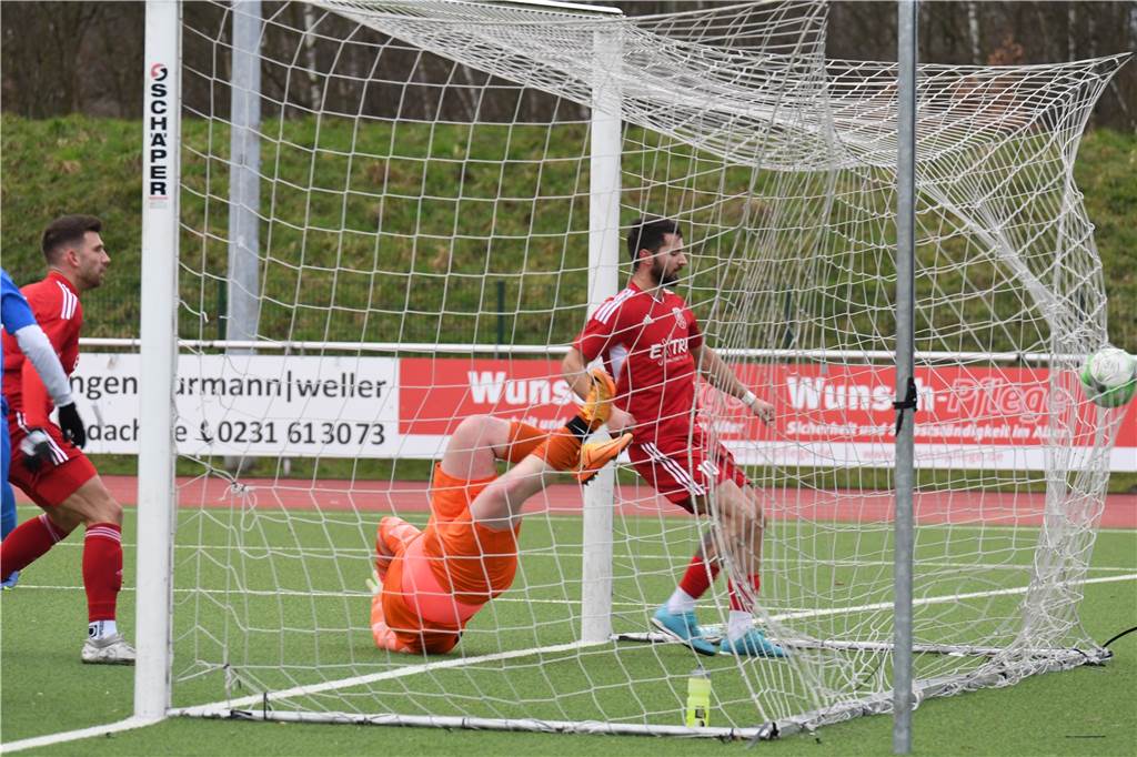 Lüner SV bangt um Milan Sekulic Der Kirchlinder Torhüter streckt sich vergeblich, Milan Sekulic erzielt das 2:0 für den Lüner SV.
