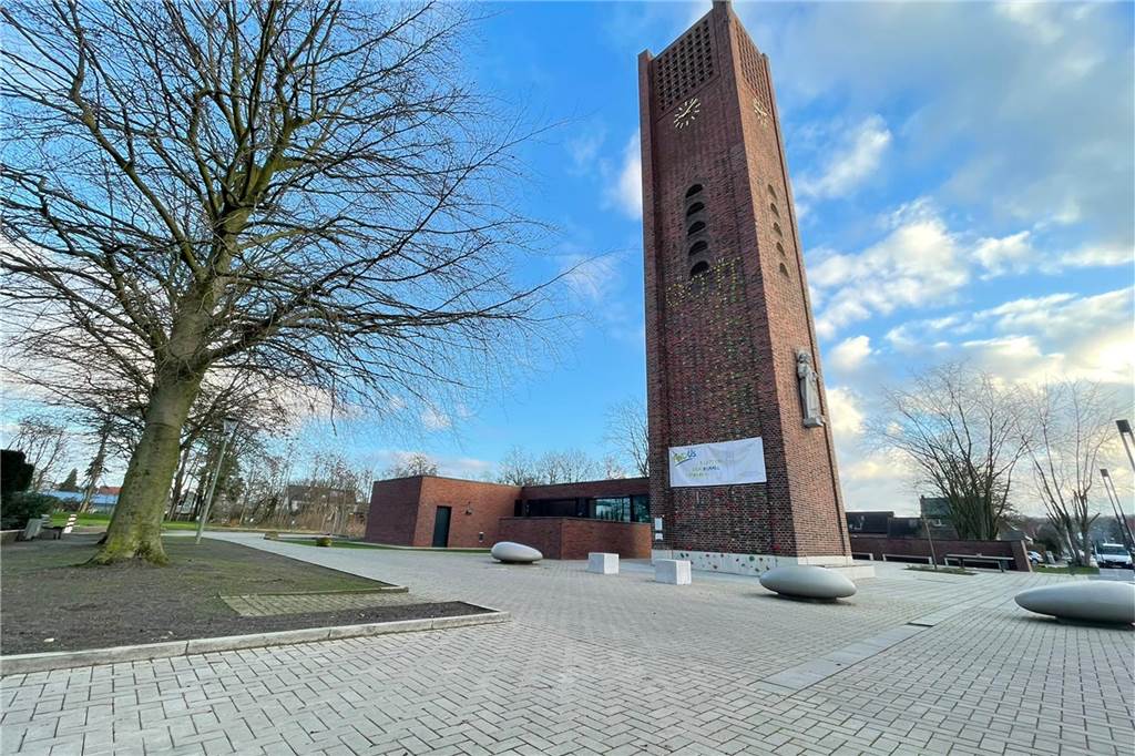 Der Kirchturm ist erhalten geblieben und steht heute noch - er dient auch als Kletterwand.