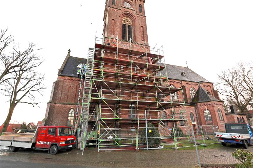 Kirchturm verschwindet hinter Baugerüst: Sanierung für satte 615.000 Euro läuft an Der Kirchturm verschwindet Stück für Stück hinter dem Baugerüst.