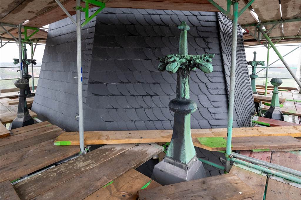 Sanierung der St.-Peter-und-Paul-Kirche schreitet zügig voran Der Kirchturm wurde komplett neu mit Naturschiefer eingedeckt.
