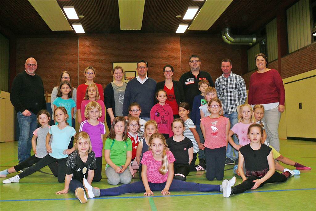 Oedinger Prinzenpaar besucht kleine Tänzer – KKG-Vorstand verrät Details zum Kappenball Der KKG-Vorstand und das Prinzenpaar besuchten die kleinen Tänzer beim Training.