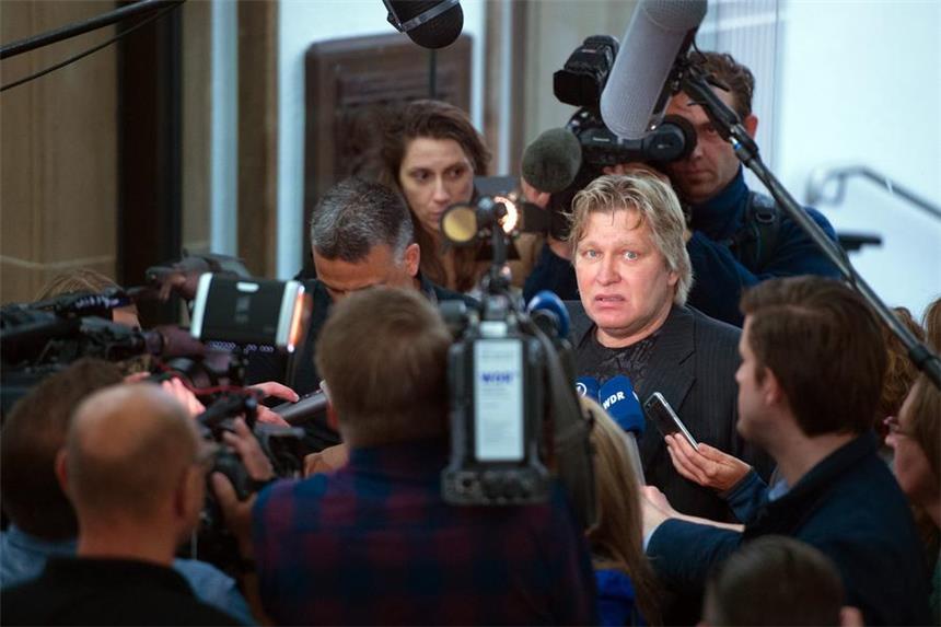 Gericht: Kein Anspruch auf Entschädigung Der Kläger Ralf Strutz gibt in Duisburg (Nordrhein-Westfalen) vor Beginn der Verhandlung ein Pressestatement ab. Der bei der Loveparade eingesetzte 53 jährige Feuerwehrmann will im ersten Zivilverfahren zu der Tragödie 90000 Euro Schmerzensgeld vom Land und vom Veranstalter einklagen.