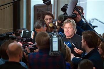 Der Kläger Ralf Strutz gibt  in Duisburg (Nordrhein-Westfalen) vor Beginn der Verhandlung ein Pressestatement ab. Der bei der Loveparade eingesetzte 53 jährige Feuerwehrmann will im ersten Zivilverfahren zu der Tragödie 90000 Euro Schmerzensgeld vom Land und vom Veranstalter einklagen. 