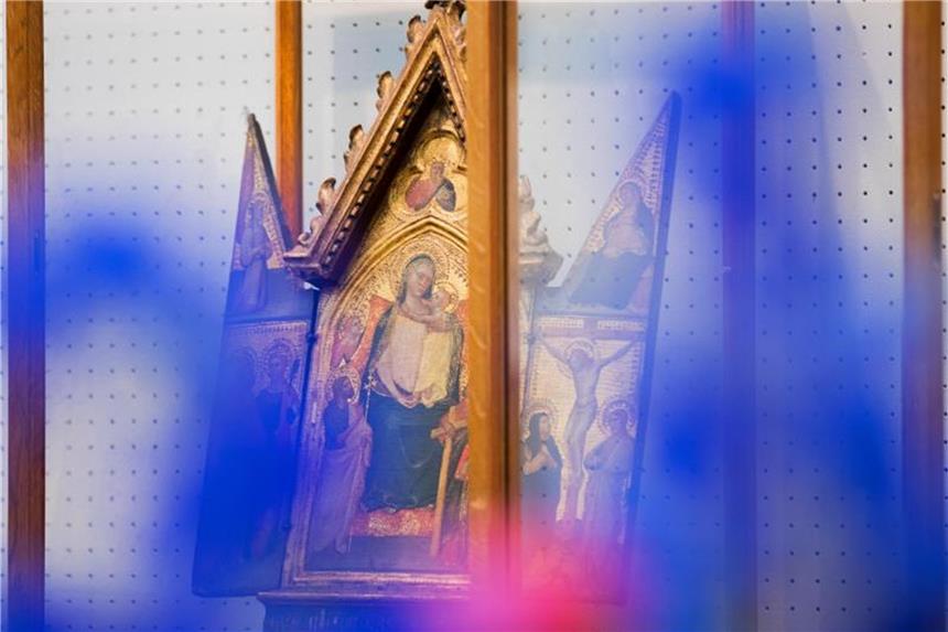 Kostbarkeiten aus Meisner-Nachlass versteigert Der Klappaltar mit thronender Madonna (Meister des Tobias) aus dem Nachlass von Kardinal Meisner. Foto: Rolf Vennenbernd