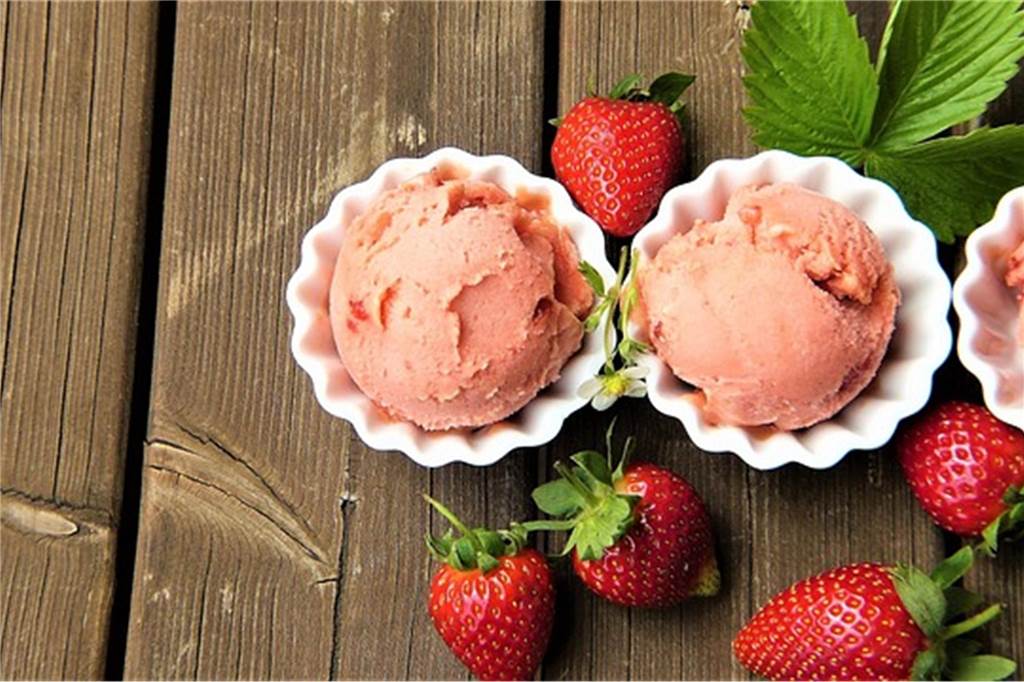 Eis, Sorbet & Frozen Yoghurt: Sommerhits ohne Eismaschine erdbeereis in schalen