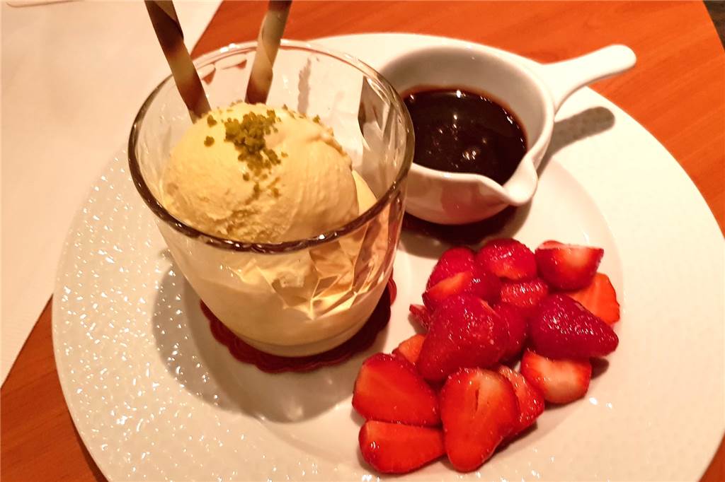 Von wegen „Schnitzelküche“: Burghof Schnell-Niewöhner überrascht mit kreativen Gerichten Der Klassiker: Vanilleeis mit Erdbeeren und Schokosauce.