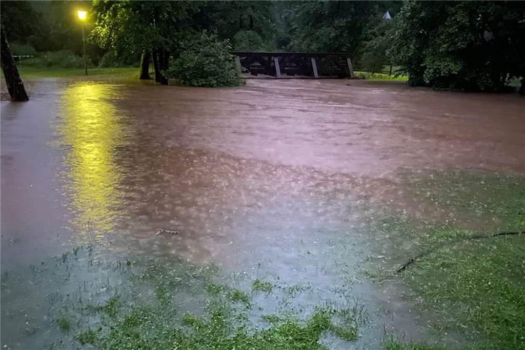 Dortmunder Pfadfinder aus Hochwasser-Ferienlager in der Eifel evakuiert Der kleine Bach wurde in kürzester Zeit zu einem reißenden Fluss.