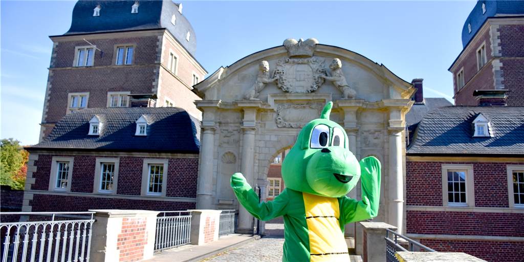 Drache soll Ahauser Maskottchen werden – Erster Auftritt beim Erlebnistag Der kleine Drache soll zukünftig häufiger in Ahaus und den Ortsteilen auftreten. Das Team von Ahaus Marketing und Touristik möchte aus der Figur ein Maskottchen für die Stadt machen. Einen Namen hat das Fabelwesen allerdings noch nicht.